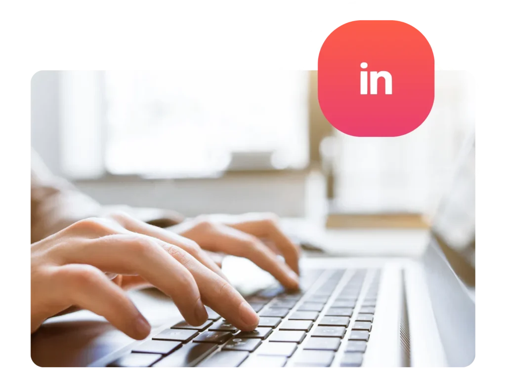 Blog Get Leads – muž píšící na klávesnici