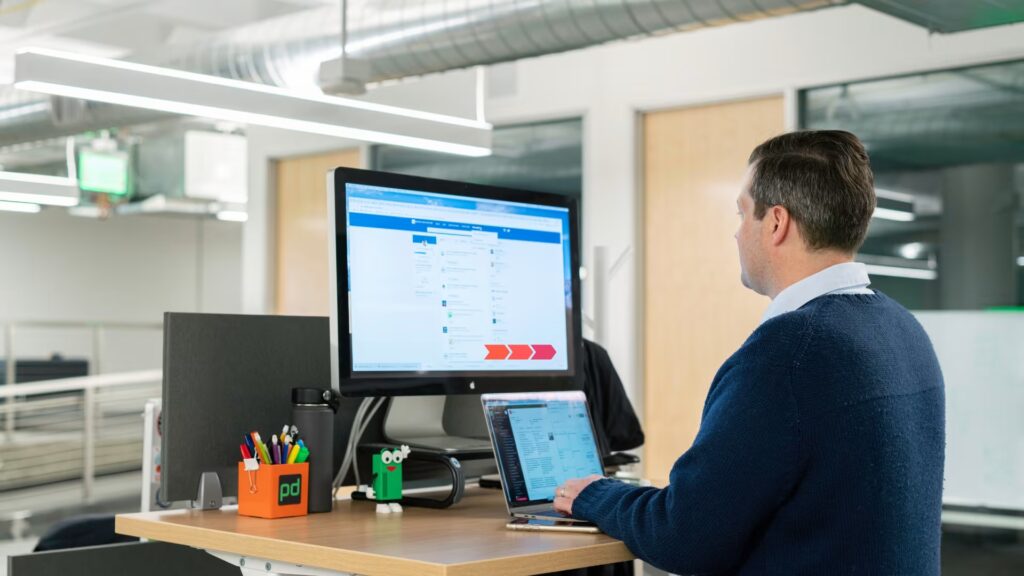 Muž spravující LinkedIn profil na počítači